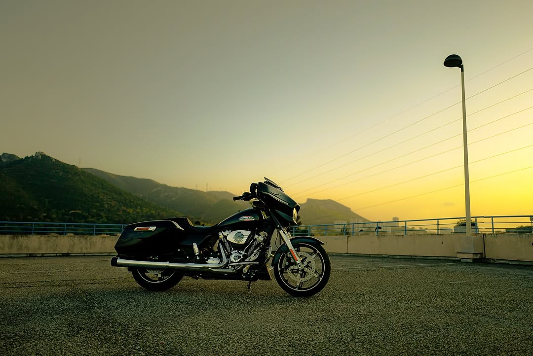 Plus qu'une moto, c'est une attitude. Street Glide 117 2025 à essayer en concession !
