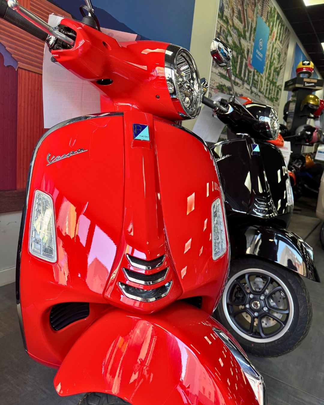 Rouge passion, rouge sensation ! Notre Vespa ne passe pas inaperçue !  Dispo chez Bolley Prestige 2 Roues à Marseille !