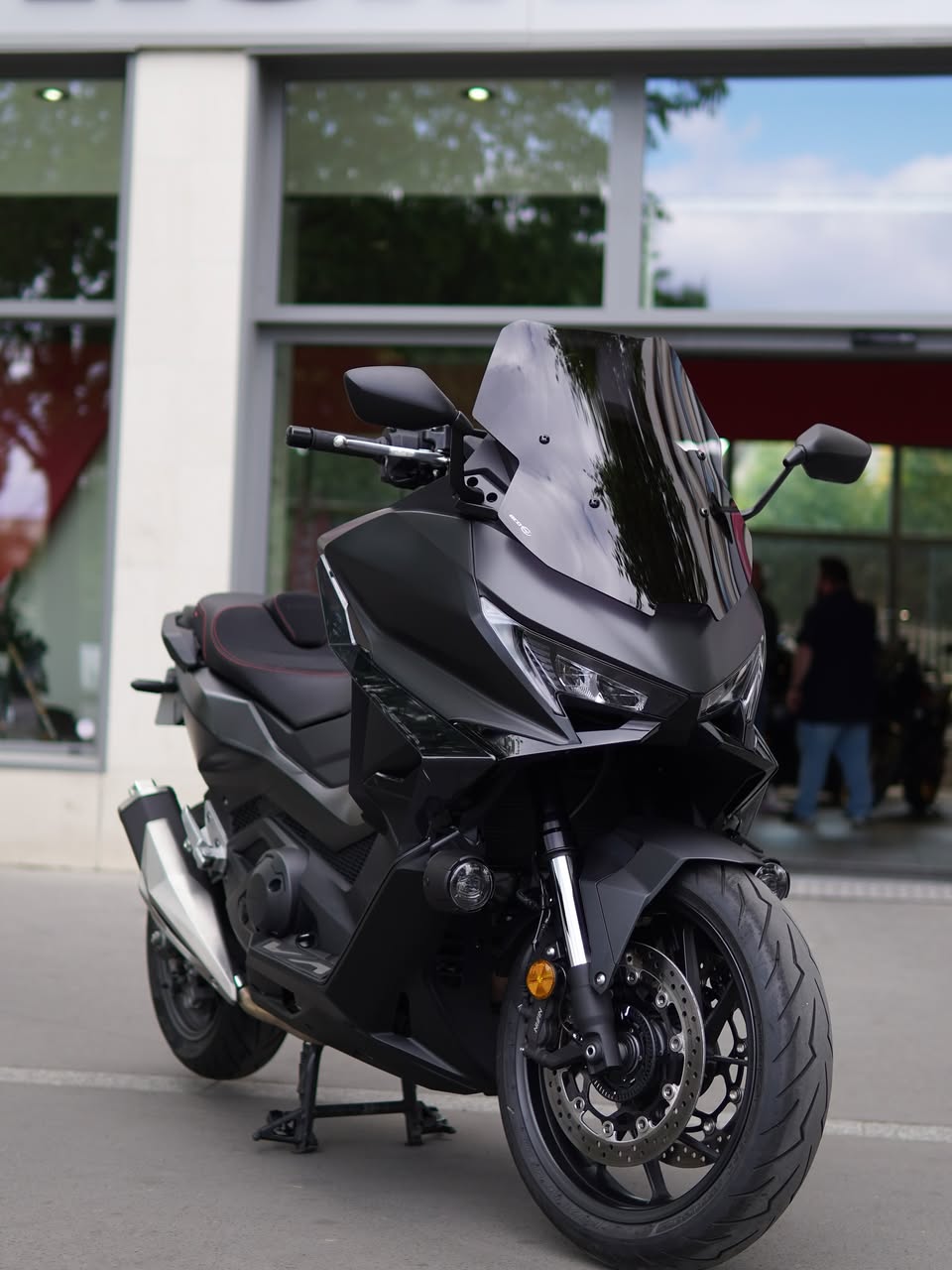 Découvrez la nouvelle Forza 750 2025 dans sa version full black !